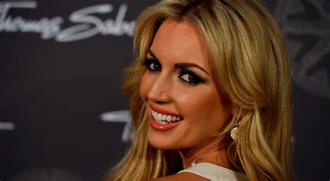 Rosanna Davison goes au naturel in an unintentional nude shoot。